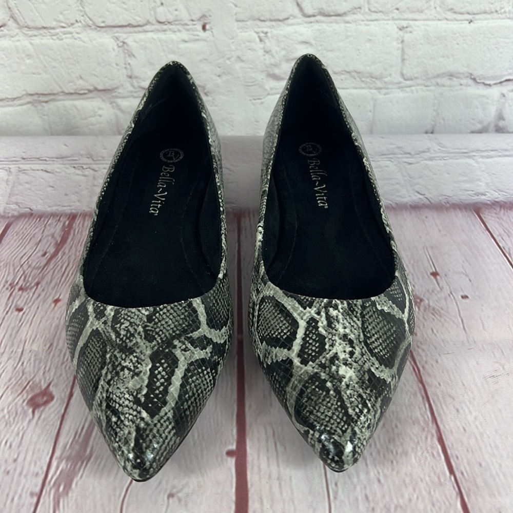 Bella Vita Vivien II Faux Snakeskin Pointed Toe Flat Size 6.5 - Picture 2 of 7